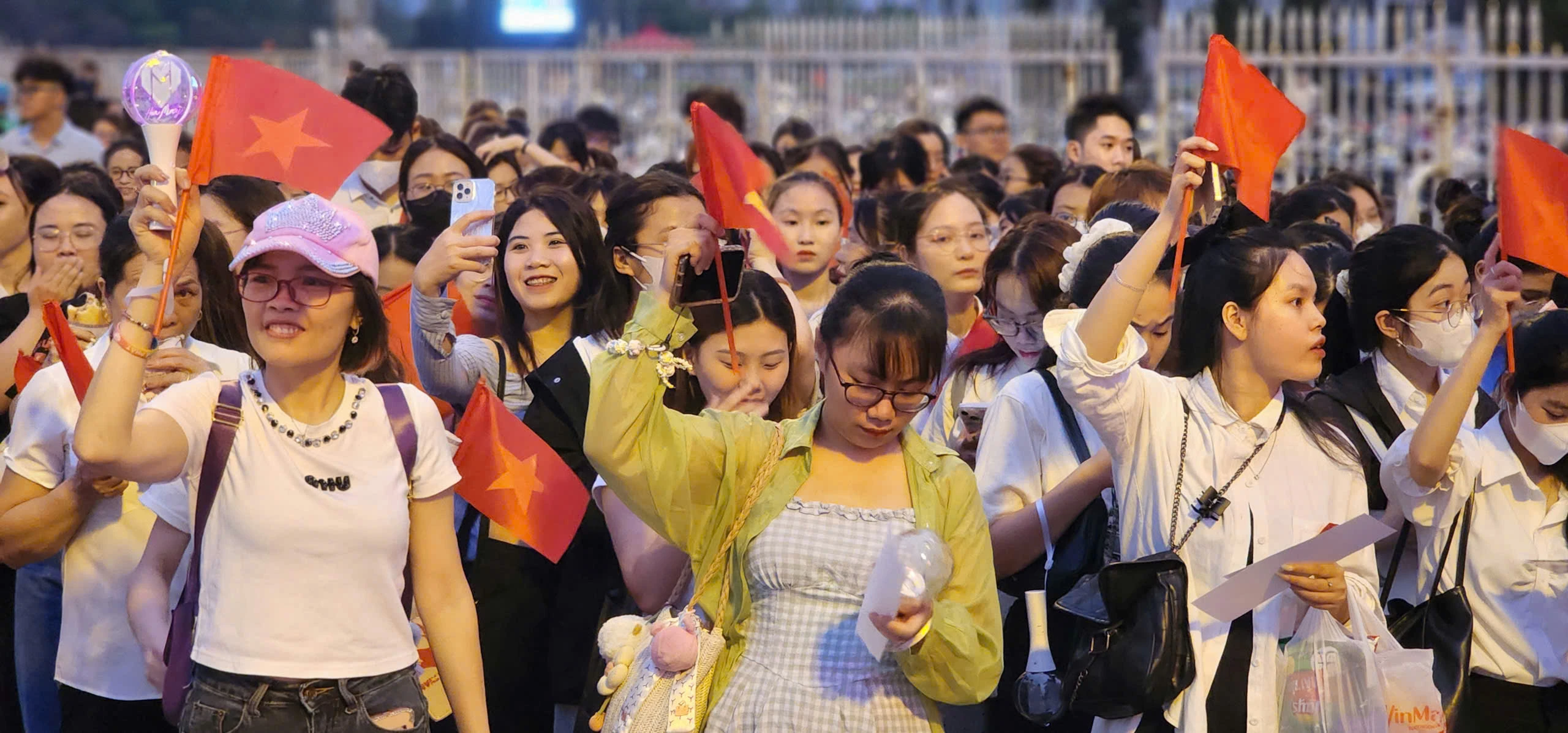 Giới trẻ đổ về sân Mỹ Đình chờ đón “Hẹn ước Bắc Nam“