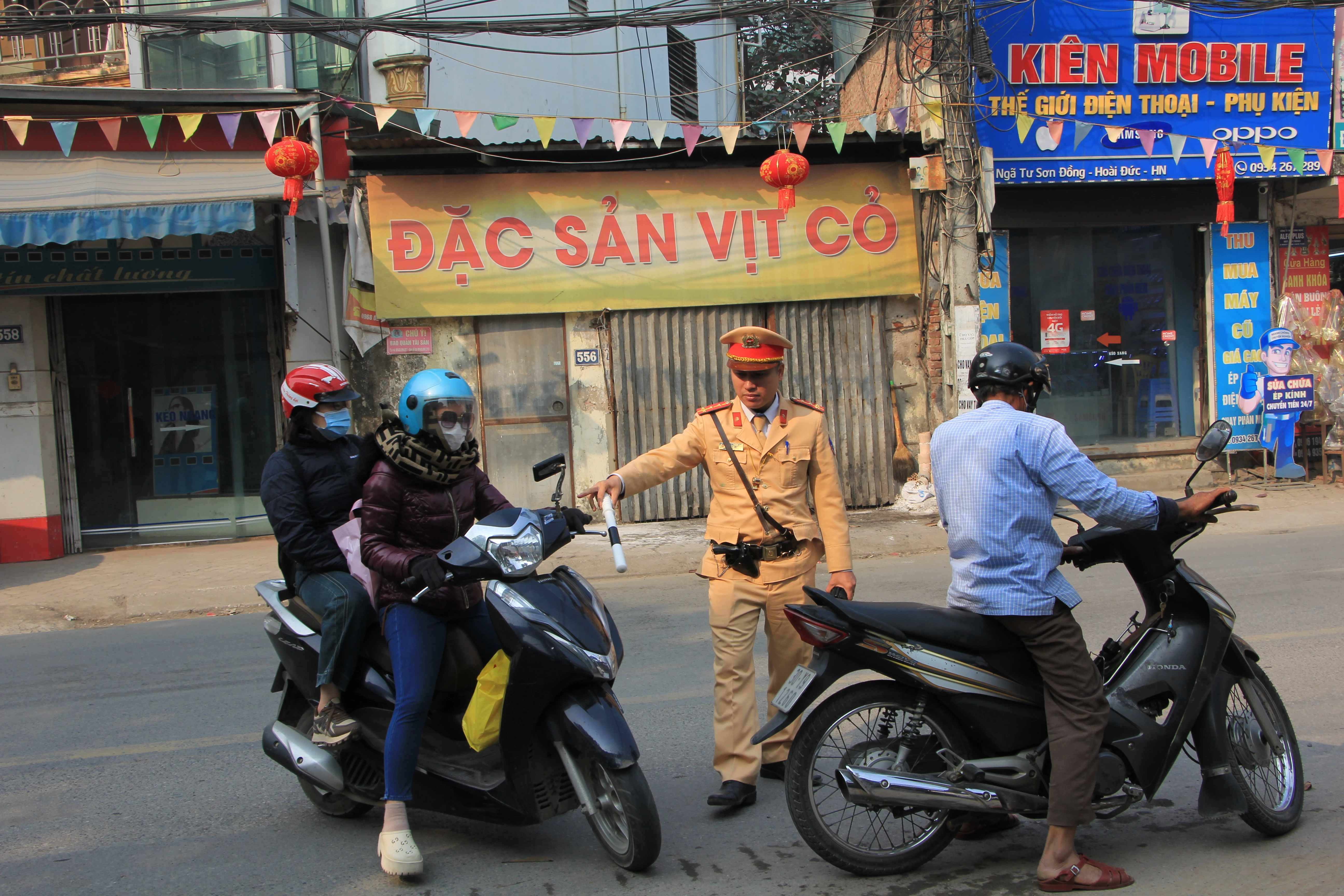 Vượt đèn đỏ... còn “ăn vạ” đòi giấy phép lái xe 