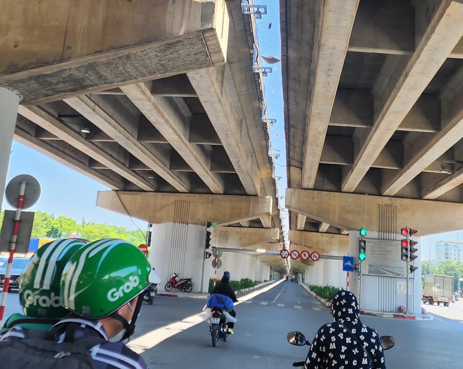 “Cả một bầu trời đầy rác” ở cầu vòm sắt vượt hồ Linh Đàm