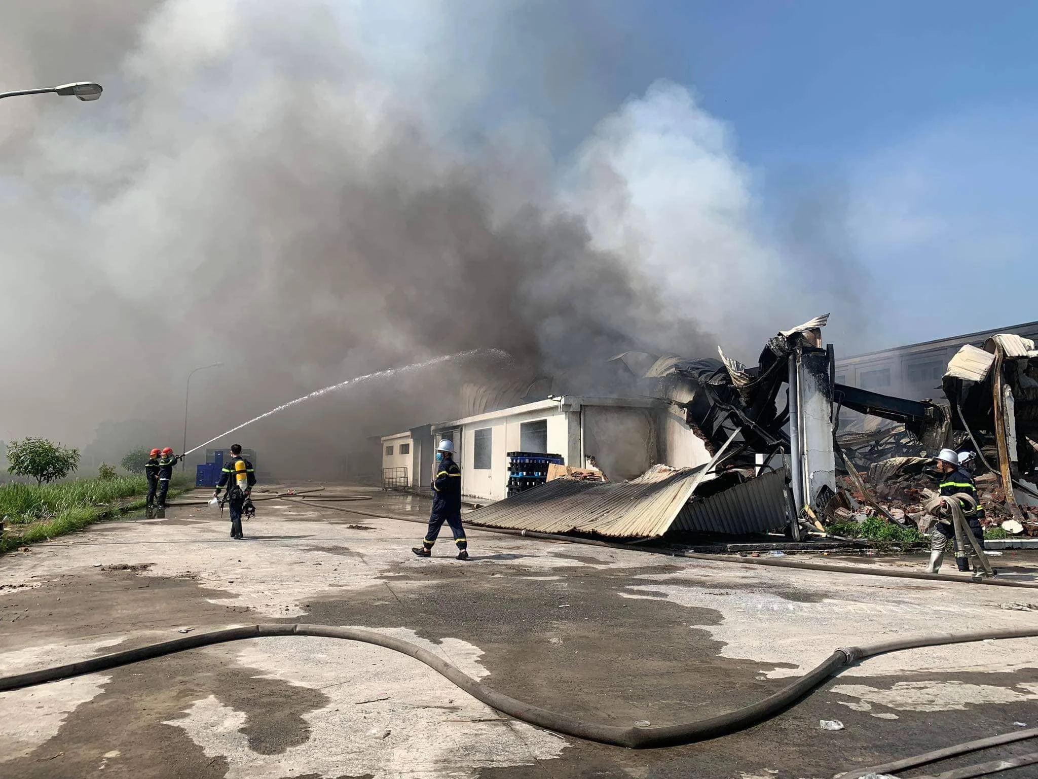 Toàn cảnh chữa cháy tại kho chứa đồ nhựa tại KCN Quang Minh