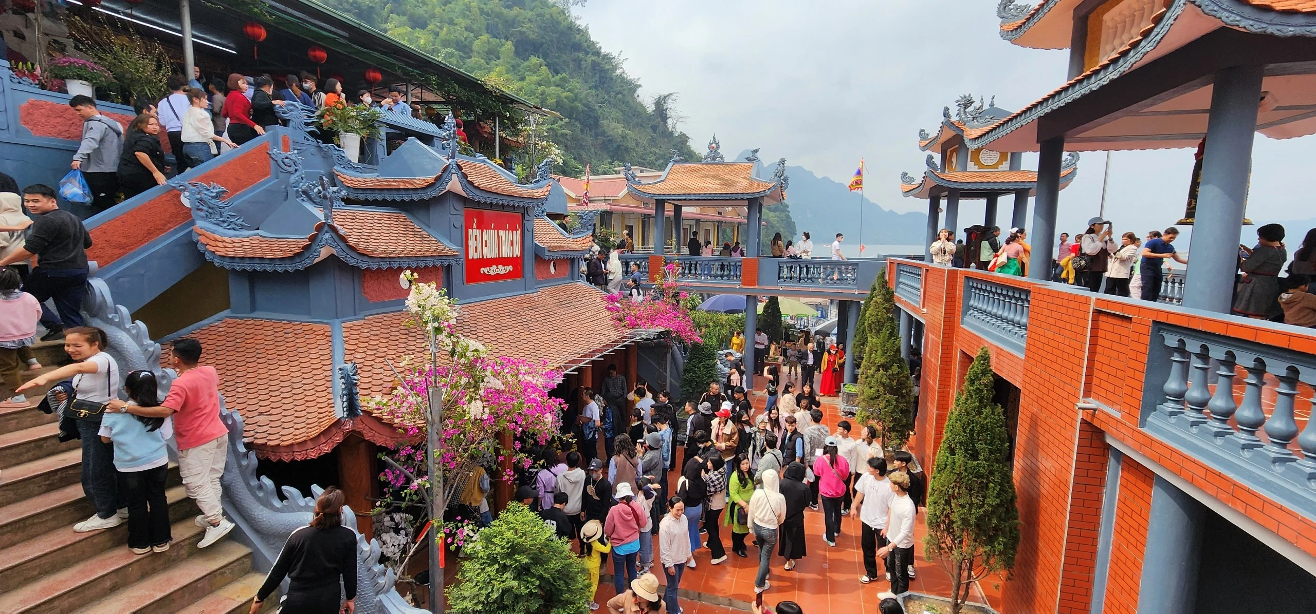 Nô nức chiêm bái đền Chúa Thác Bờ, du xuân hồ sông Đà