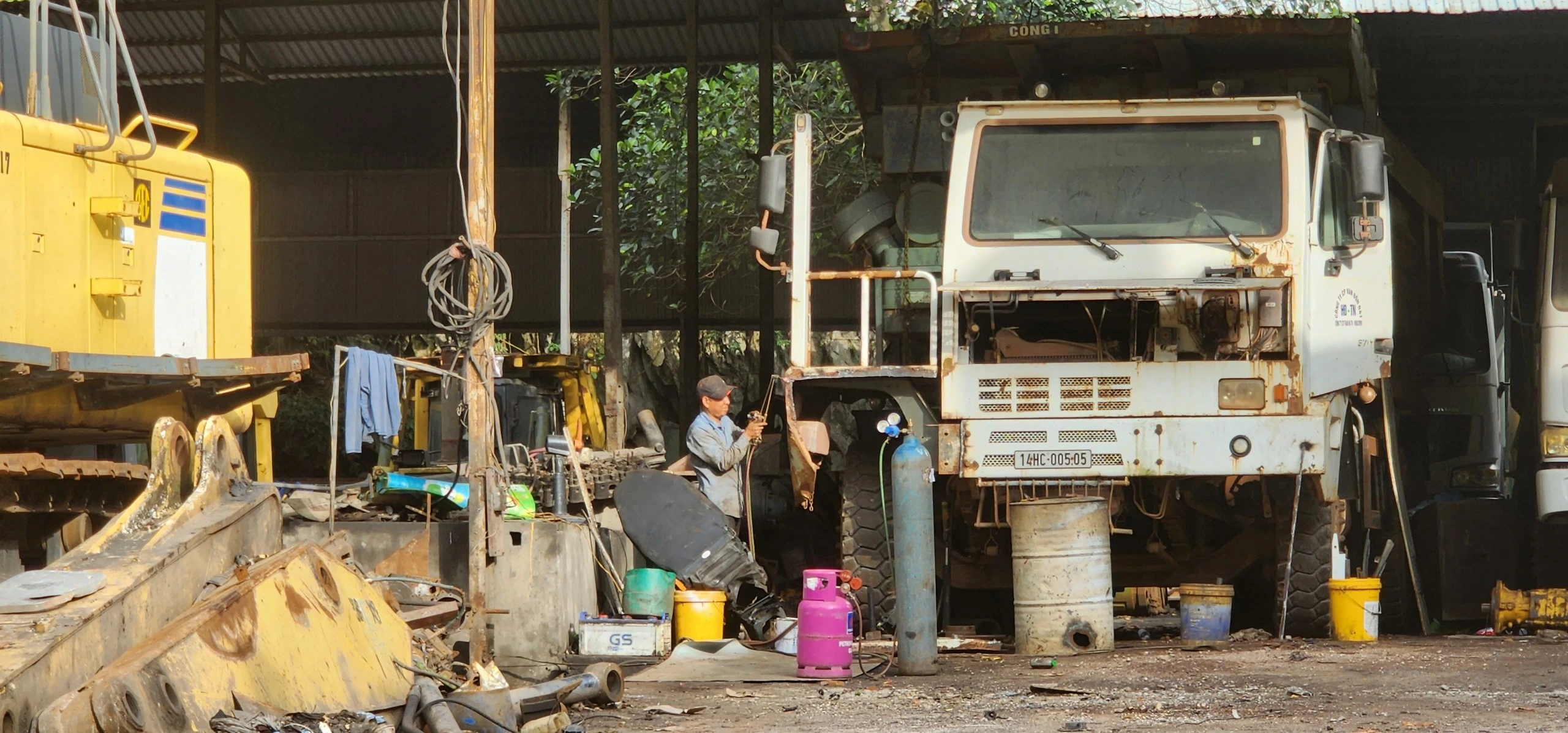 Quảng Ninh: Chưa di dời xưởng “mổ” ô tô cũ, Ai chịu trách nhiệm?