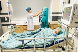 Đau bụng, vật vã người phụ nữ 67 tuổi viêm phúc mạc do thủng tạng rỗng