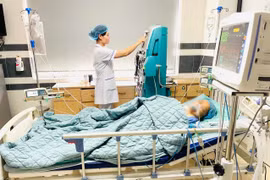 Đau bụng, vật vã người phụ nữ 67 tuổi viêm phúc mạc do thủng tạng rỗng