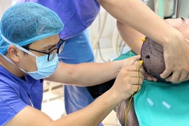 Đặt điện cực định vị cắt khối u thần kinh đệm kích thước lớn 8cm trong não