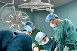 Giữ 1/3 vành tai đứt rời cho nam thanh niên va quệt với xe tải