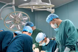 Giữ 1/3 vành tai đứt rời cho nam thanh niên va quệt với xe tải