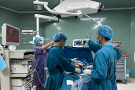 Đau bụng quanh rốn, trẻ 13 tuổi thủng dạ dày