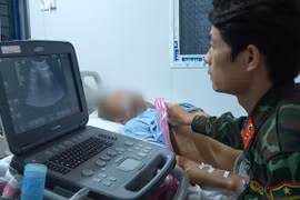 Trực thăng đưa bệnh nhân đa chấn thương ngực bụng về đất liền điều trị