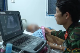 Trực thăng đưa bệnh nhân đa chấn thương ngực bụng về đất liền điều trị