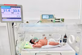 Bé trai chào đời nặng kỷ lục 6,2 kg 