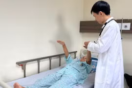 Đang quét sân, cụ bà 80 tuổi té ngã do đột quỵ