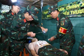 Diễn tập phẫu thuật cứu chữa người bệnh trong lòng hầm hào dã chiến