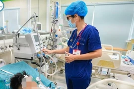 Gặp trẻ đuối nước, đừng dốc ngược mất cơ hội sống, hãy ép tim, thổi ngạt 