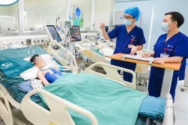 Gặp trẻ đuối nước, đừng dốc ngược mất cơ hội sống, hãy ép tim, thổi ngạt 