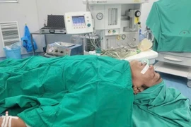 Người đàn ông tổn thương thực quản vì uống nhầm vỏ thuốc cứng