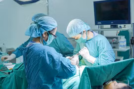 Cắt tử cung hoàn toàn, truyền hơn 1.000ml máu vì u xơ tử cung để lâu