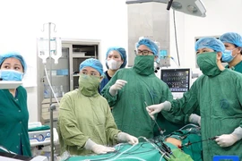 Cân não từng giây bảo tồn buồng trứng cho trẻ 10 tuổi u 15cm xoắn, hoại tử