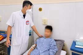 Chạy đua 30 phút cứu tinh hoàn xoắn cho bé trai 13 tuổi
