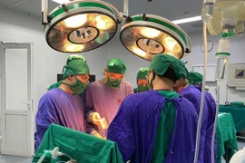 Cứu thanh niên 38 tuổi nguy kịch sau nhảy cầu Bãi Cháy