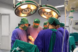 Cứu thanh niên 38 tuổi nguy kịch sau nhảy cầu Bãi Cháy