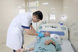 Giòi bò lổn nhổn trong khối loét vùng cổ của cụ ông 82 tuổi