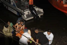 Nghẹt thở vượt sóng lớn dữ dội đưa sản phụ khó sinh về đất liền