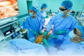 Đau ngực người bệnh ung thư vú hơn 30 năm phải thay van động mạch chủ