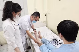 Liệt vận động, mất cảm giác do thói quen khoanh chân