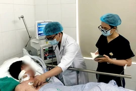 Hai người đàn ông suy hô hấp nguy kịch vì sởi biến chứng 