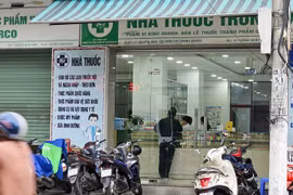 Công an xuất hiện tại trụ sở Công ty Cổ phần Dược phẩm Khánh Hòa