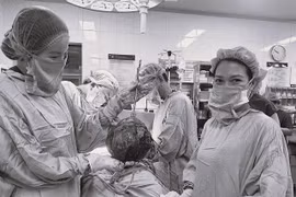 Bảo tồn tử cung thành công cho cô gái 26 tuổi mang khối u trên 30 cm