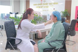 Người sống với khuôn mặt lệch hơn 40 năm được tạo hình trả lại nụ cười