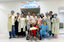 Nghị lực phi thường của cậu bé 5 tuổi bị cha đốt xăng phỏng đến 80%