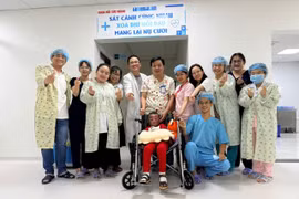 Nghị lực phi thường của cậu bé 5 tuổi bị cha đốt xăng phỏng đến 80%