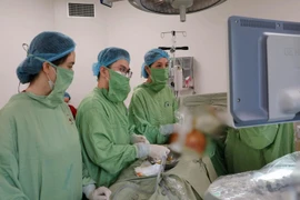 Can thiệp đặt shunt màng phổi cho thai nhi IVF ngay trong bụng mẹ