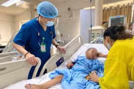 Bé 5 tuổi đa chấn thương nặng vụ tai nạn xe khách tại Tam Đảo được cứu sống