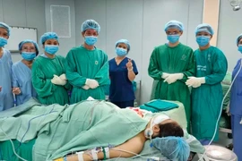 Nối lại bàn tay đứt rời nuôi ở cẳng chân cho sản phụ 19 tuổi mang song thai