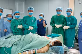 Nối lại bàn tay đứt rời nuôi ở cẳng chân cho sản phụ 19 tuổi mang song thai