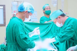 Thức khuya, ăn uống thất thường chàng trai 17 tuổi thủng tạng rỗng nguy kịch