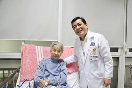 Mổ ung thư đại tràng cho cụ bà 95 tuổi, thách thức lớn với y học hiện đại