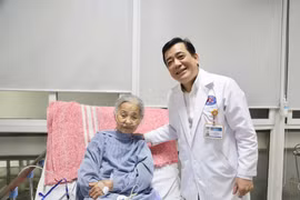 Mổ ung thư đại tràng cho cụ bà 95 tuổi, thách thức lớn với y học hiện đại