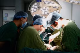 Cứu sản phụ và thai nhi nhau cài răng lược xâm lấn sâu bàng quang