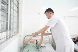 Đột quỵ do hẹp động mạch cảnh trong kèm mạch máu lồi 