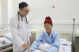 Phút cân não trong phòng can thiệp cứu cụ ông 86 tuổi sốc tim nguy kịch