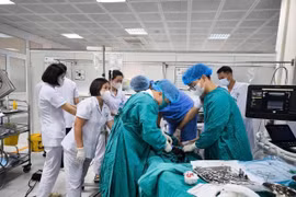 Gần 2 giờ ép tim, 20 phút thiết lập VA-ECMO cứu người bệnh ngừng tim