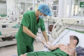 Tay sưng nề đau tức vì biến chứng chèn ép khoang hiếm gặp do sốt xuất huyết