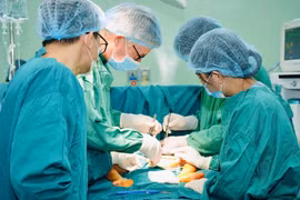 Chuyên gia quốc tế điều trị co cứng cơ cho trẻ bại não tại Việt Nam