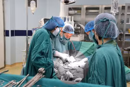 Cứu người phụ nữ mang u xơ to như thai 7 tháng kèm nhiều bệnh lý nguy hiểm