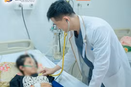 Trẻ 12 tuổi suy hô hấp, tràn dịch đa màng nguy kịch do sốt xuất huyết